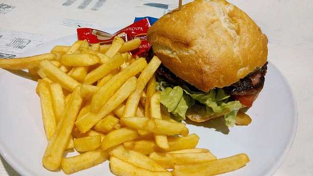 avoid-late-night-junk-food-How-to-Lose-Weight-Gained-From-Medication